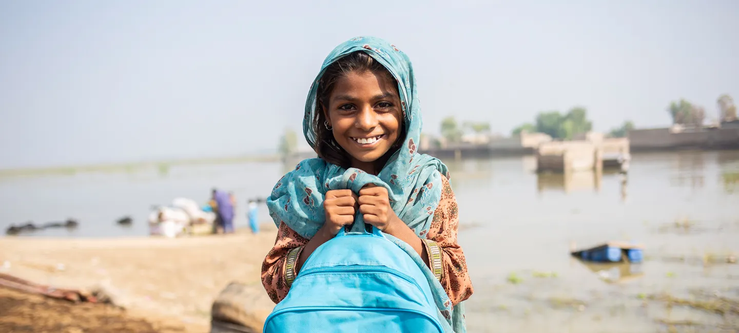Sindh, Pakistan, Ameer Zadi, 8 jaar, gaat an de overstromingen voor het eerst naar school in tijdelijk leercentrum op gezet door UNICEF