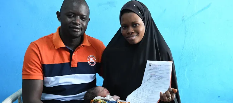 Animata Diallo, a 20 years old woman, and her 29 years old husband Abdoulle Konate, with their newborn baby in the PMI health center of Odienné, in the Northeast of Côte d'Ivoire.