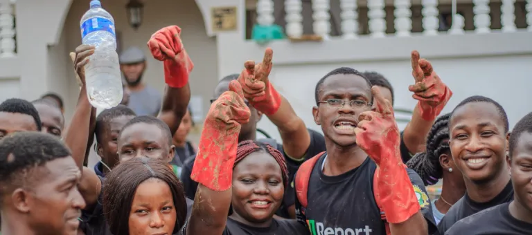 The U-Reporters did not remain insensitive to the damage caused by the floods in Abidjan. They have taken action to help their communities and those affected. Bernabé Côte d'Ivoire, Technibat and the Magic System Foundation provided them with useful material.