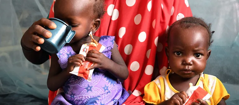 Nana Hadiza met haar 20 maanden oude tweeling die herstelt van ondervoeding in een ziekenhuis in Niger. © UNICEF/UN0535866/Dejongh