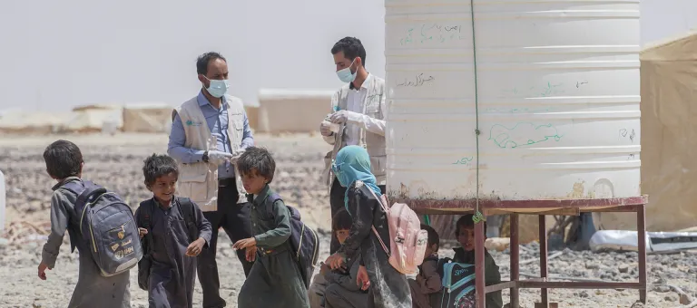 Een team dat de waterkwaliteit controleert, voert tests uit in het Al Suwayda-kamp, in Marib, Jemen, in het kader van een door UNICEF gesteund programma. 