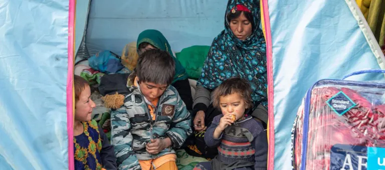 Delkwah met haar kinderen in een tent in het Shaydayeekamp in Herat.