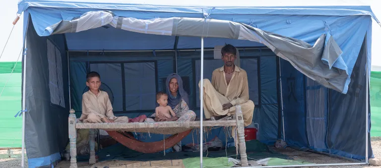 Nazira en haar familie schuilen in een geïmproviseerde tent in een kamp voor mensen die hun huis verloren in de overstromingen in Balochistan, Pakistan. © UNICEF/UN0712727/d'Aki