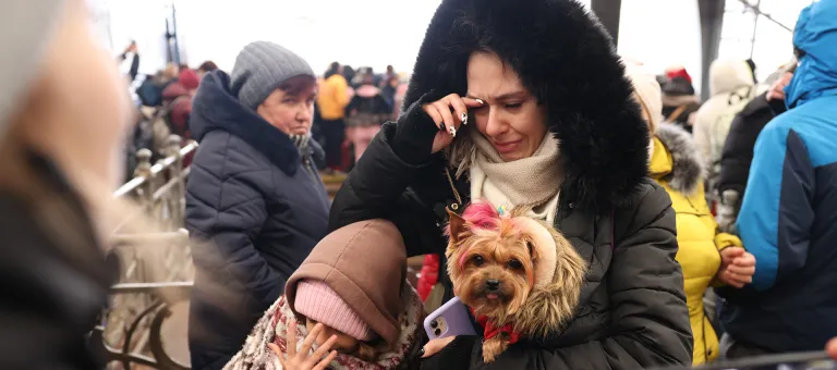 een evacuatietrein op het station van Lviv, in het westen van Oekraïne, vlakbij de Poolse grens