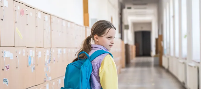Liza kreeg een rugzak van UNICEF gevuld met schoolmateriaal