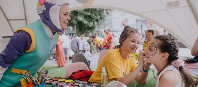 Kinderen spelen in een gloednieuwe ‘Spilno’, een kindvriendelijke ruimte die net geopend is in Odessa.