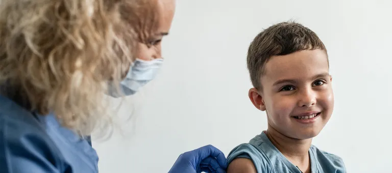 De 6-jarige Mykyta wordt gevaccineerd in een medisch centrum in Polen