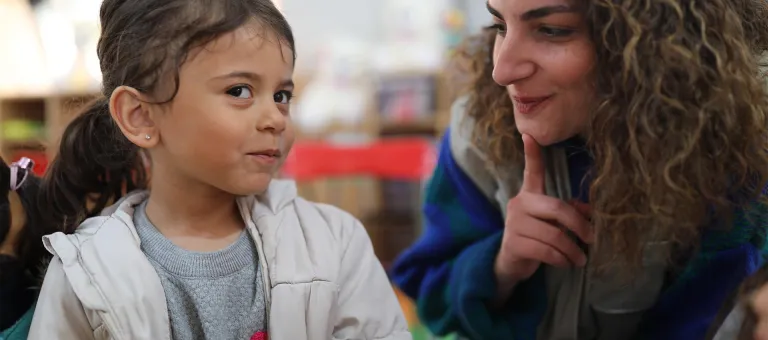 Elanur neemt deel aan een psychosociale ondersteuningsactiviteit op een door UNICEF ondersteunde kindvriendelijke school in Türkiye. © UNICEF/UN0823431/Ergen
