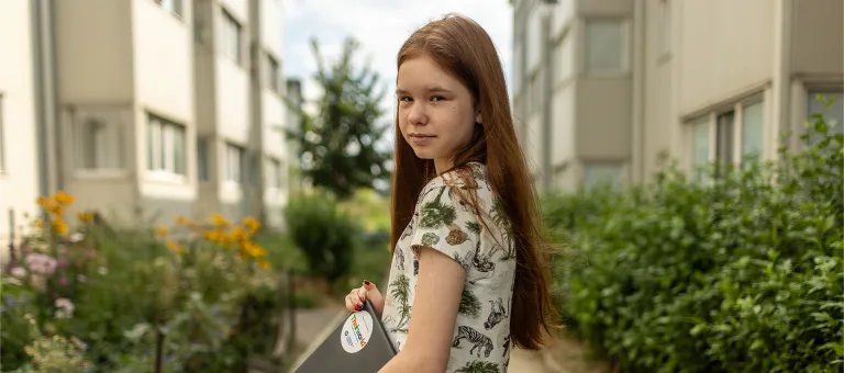 Lisa, 12, jaar, heeft na een weg die heel veel doorzettingsvermogen en veerkracht heeft geëist, haar plek gevonden in Roemenië. Met de laptop die ze via UNICEF kreeg, kan ze online haar onderwijs voortzetten. In de herfst begint ze opnieuw met school. © UNICEF/UNI421589/Câtu