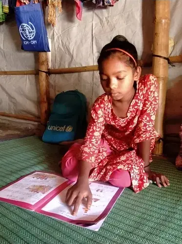 Rohingya child learning