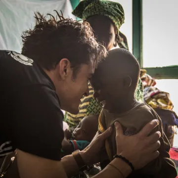 UNICEF Goodwill Ambassador Orlando Bloom (left) interacts with three-year-old Moustapha who is being treated for severe acute malnutrition with oedema in the nutritional recuperation ward at the Mother and Child Center of Diffa, Niger, Monday 20 February 2017.